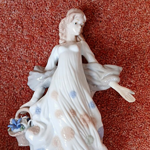 Unmarked porcelain girl - unmarked,